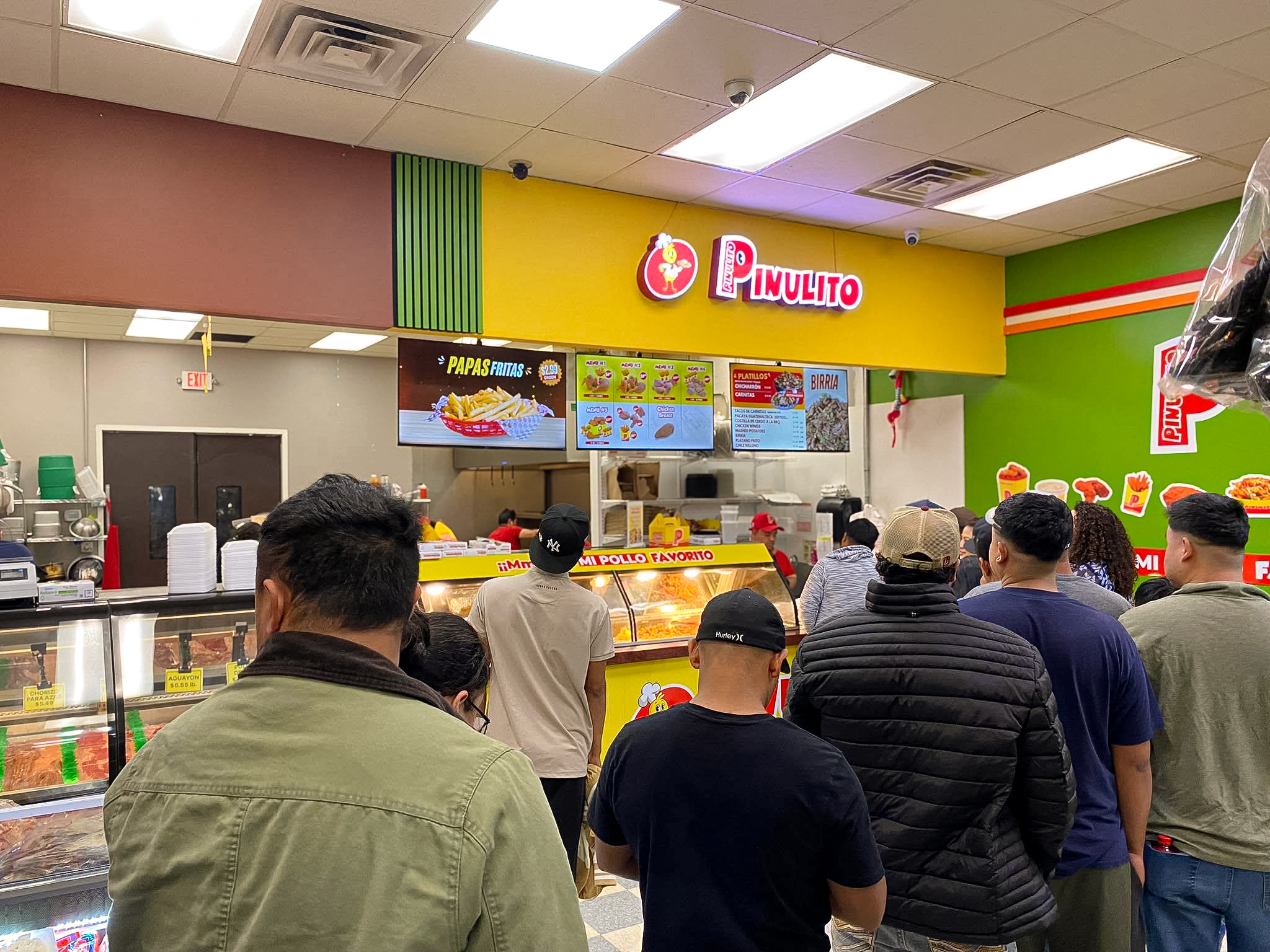 Pollo frito Pollo Pinulito listo en la tienda en Nebraska