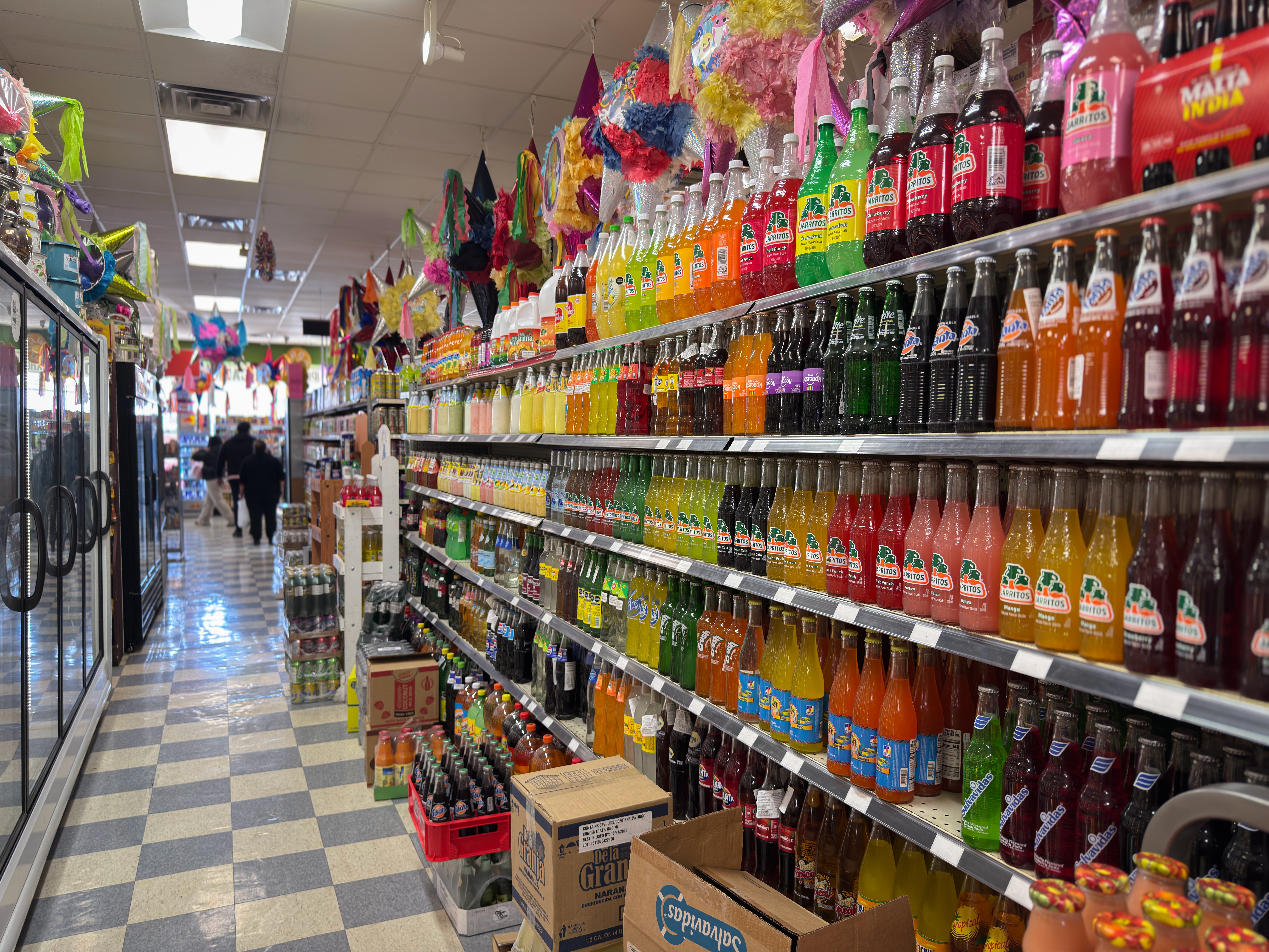 Bebidas mexicanas y refrescos en El Tikal Market #3 en Omaha, Nebraska
