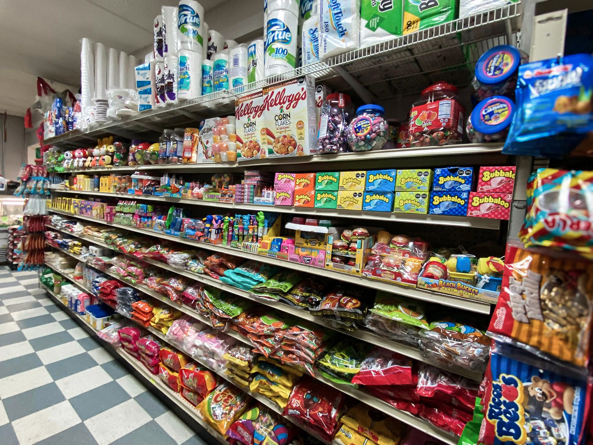 Dulces mexicanos y antojitos en El Tikal Market #2 en Fremont, Nebraska