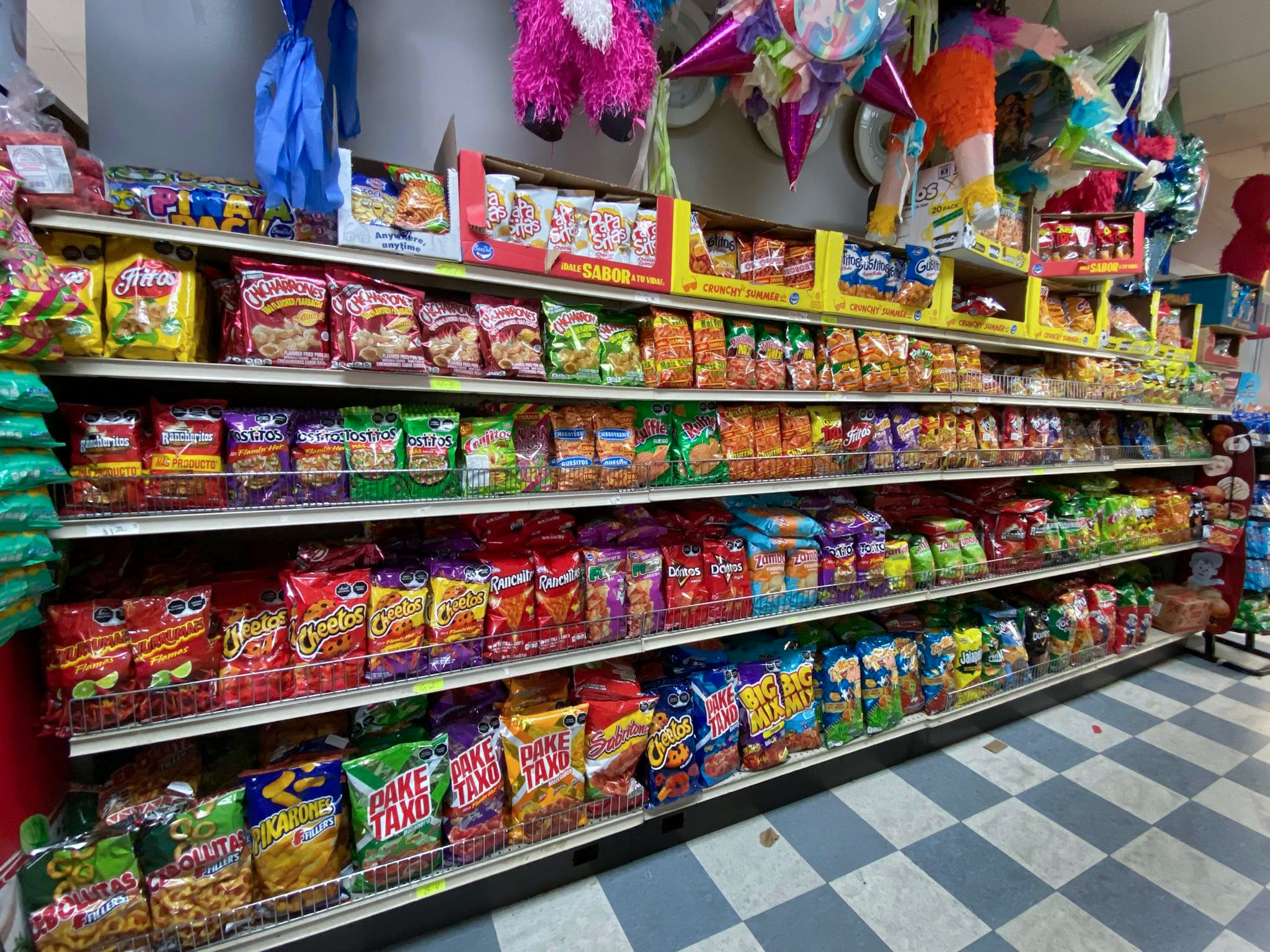 Pasillo con productos importados de Latinoamérica
