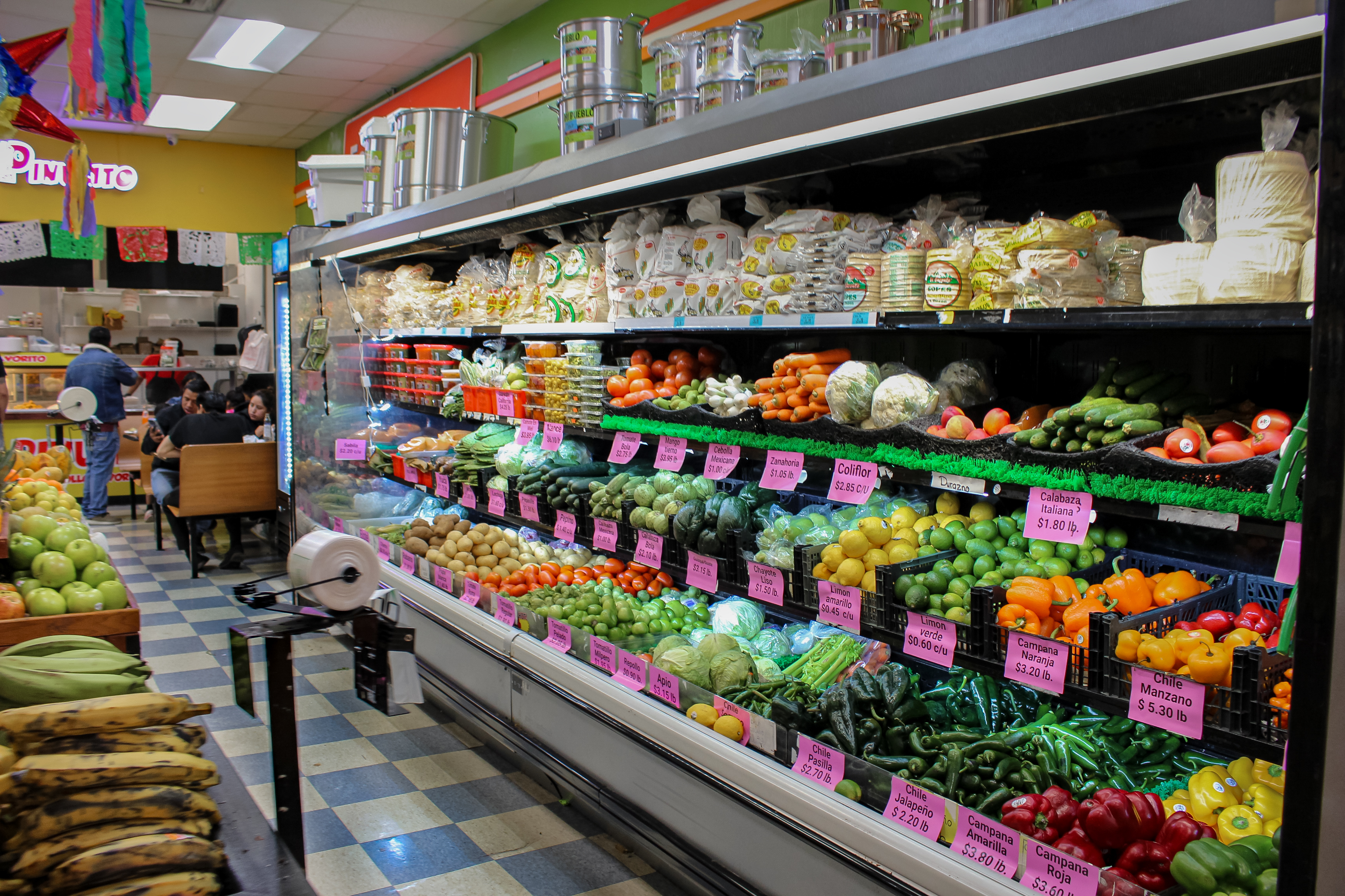 Frutas y verduras frescas en el área de productos